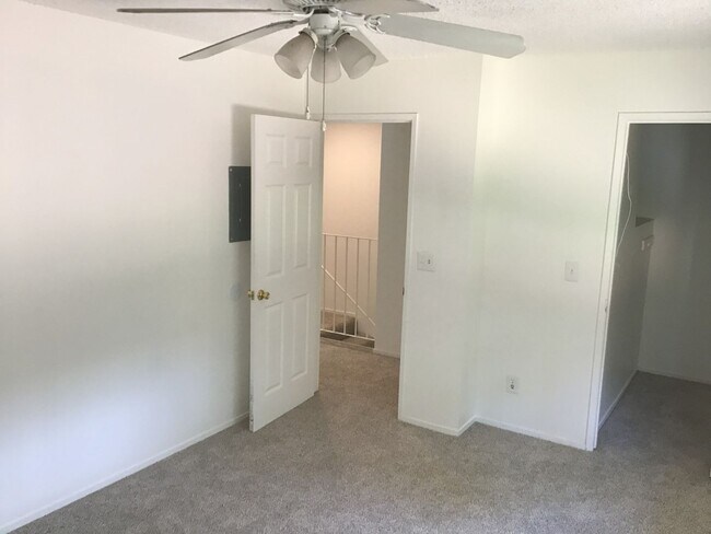 Building Photo - Townhouse condo Hillsdale Oaks