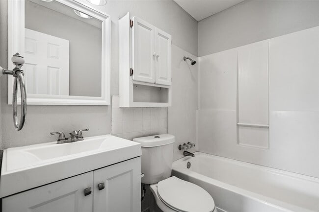 Building Photo - 810 S Western Hls Dr