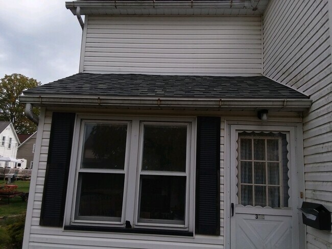 Building Photo - 322 E 4th St