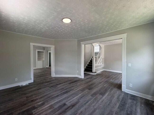 Building Photo - Comfortable & Convenient West Side Living