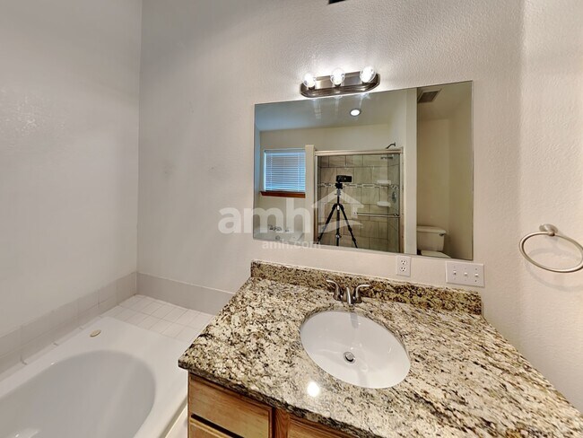 Building Photo - 522 N 8th Ct