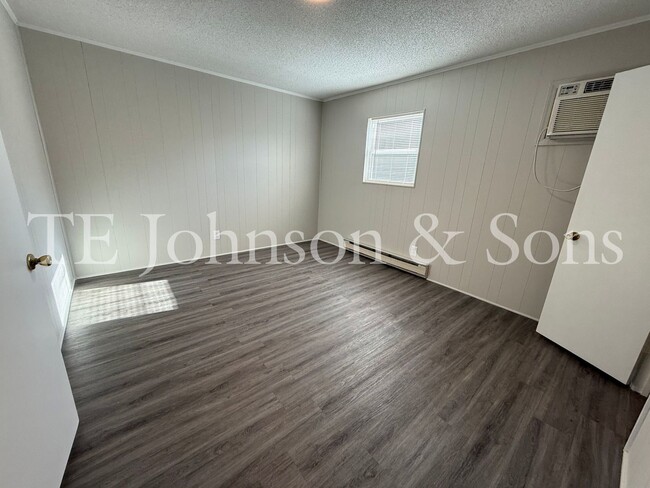 Building Photo - COMFORT, CONVENIENCE AND AFFORDABILITY! Ju...