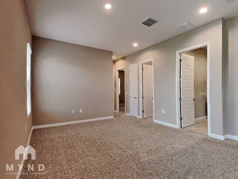 Building Photo - 4839 E Village Dr
