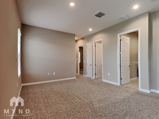 Building Photo - 4839 E Village Dr