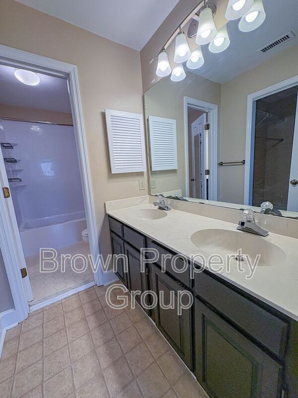 Building Photo - 741 Victorian Pl