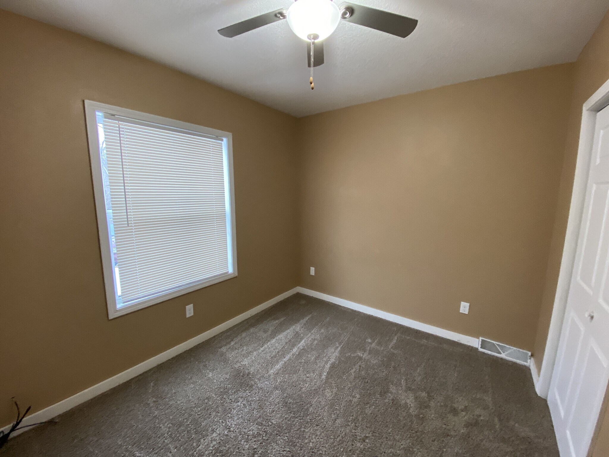 Building Photo - 904 Luster Ln