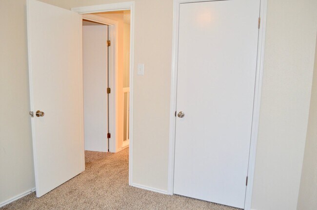 Building Photo - Beautifully updated move-in ready 3/2.5