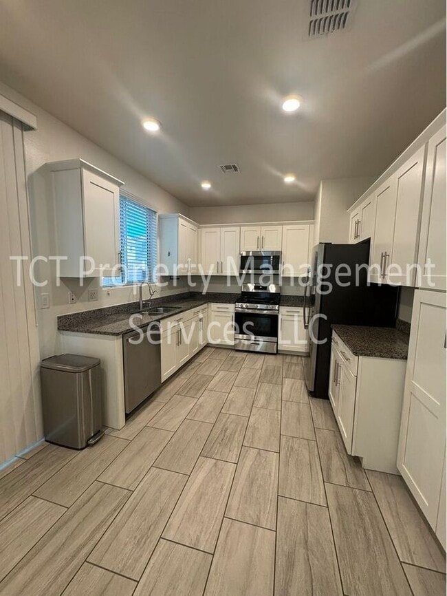 Building Photo - Beautifully maintained home in gated Layton Lakes