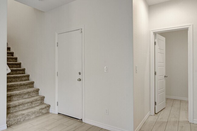 Building Photo - 4 Bedroom Townhouse in Tule Springs