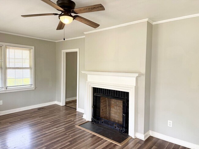 Building Photo - 2 Bedroom Home in Burlington with Hard Surface Flooring & Covered Porch