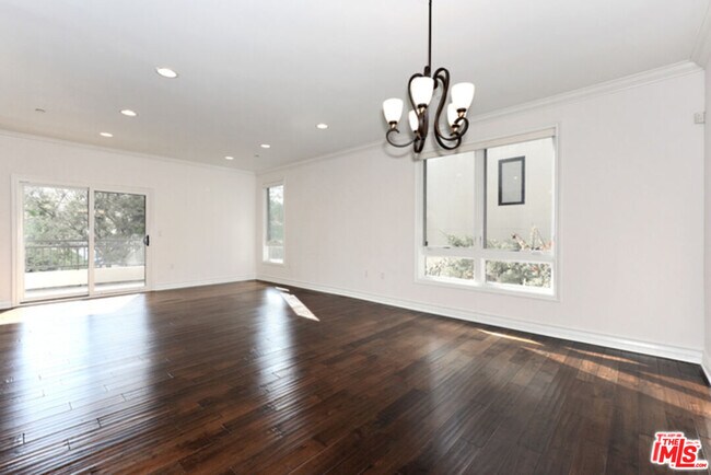 Building Photo - 2347 Fox Hills Dr