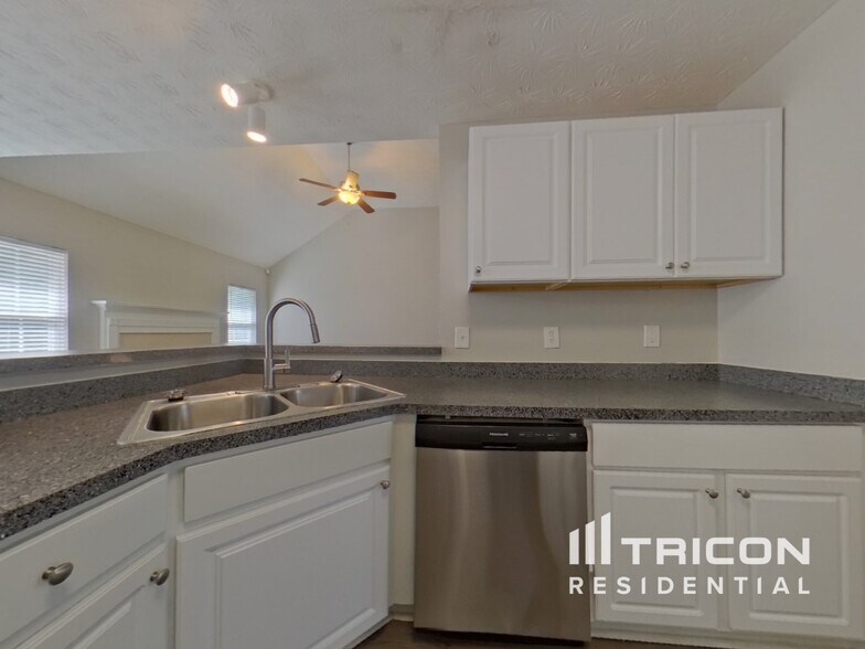 Building Photo - 6821 Hickory Hollow Dr