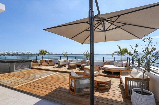 Building Photo - 1930 Bay Dr