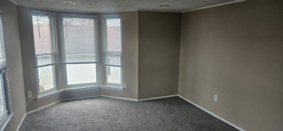 Building Photo - 225 Bay Ave