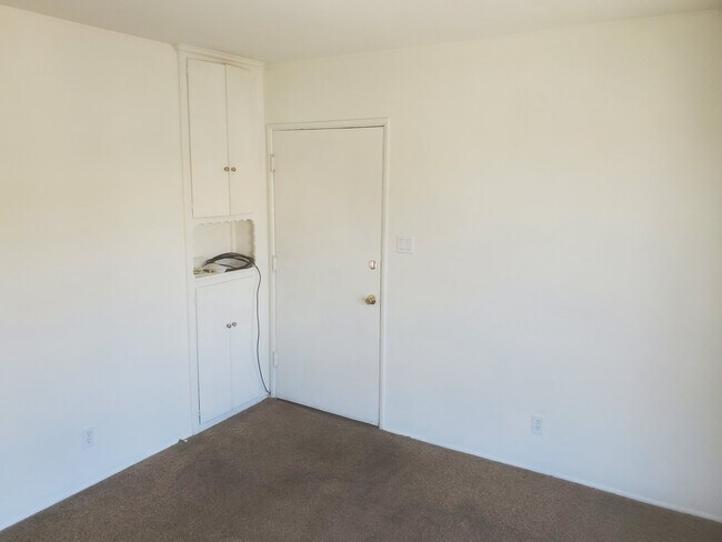 Entry - 1306 Manhattan Beach Blvd