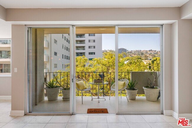 Building Photo - 818 N Doheny Dr