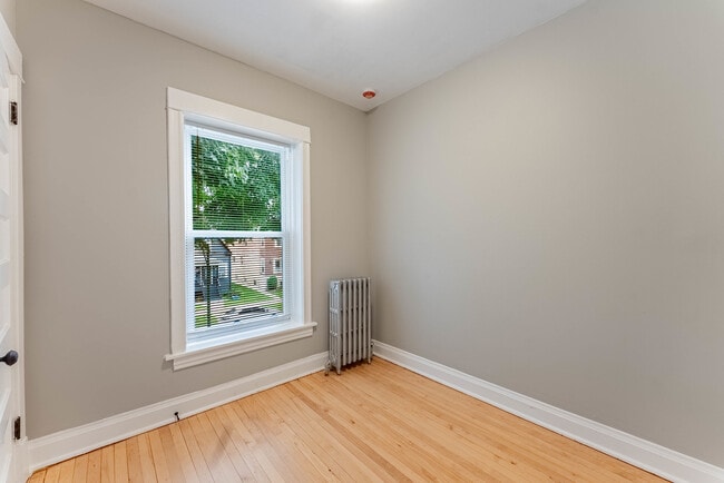 Building Photo - 4730 W Warwick Ave