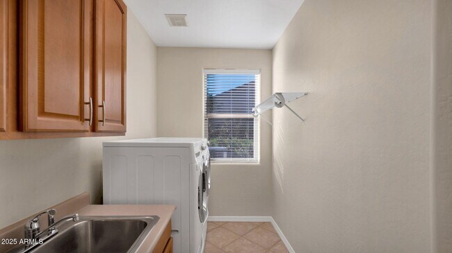 Building Photo - 11732 E Sand Hills Rd