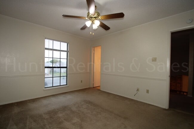 Building Photo - Perfect Two-Story