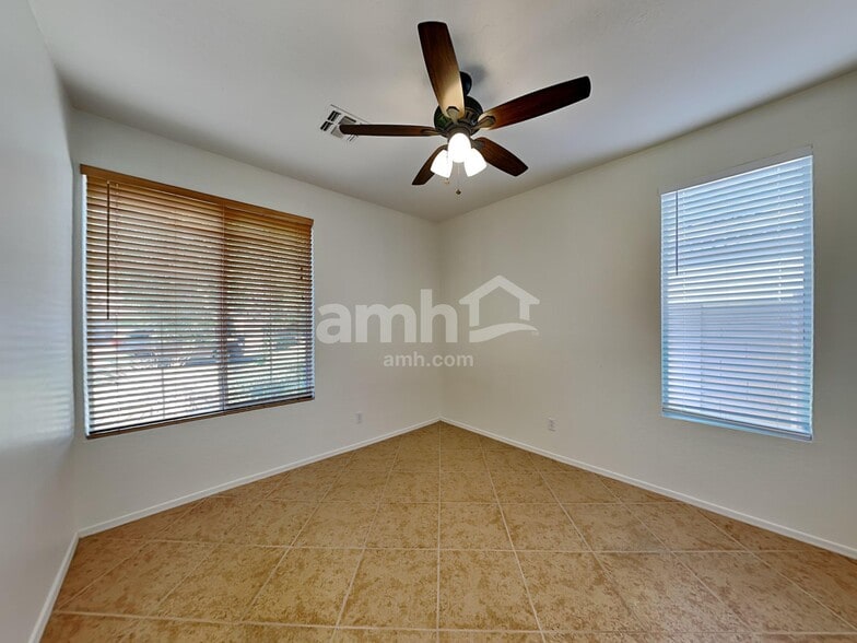 Building Photo - 3443 E Santa Fe Ln