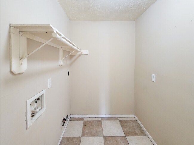 Building Photo - 4626 Jaymar Dr