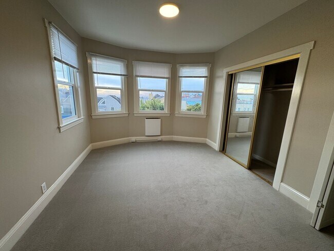 Building Photo - Charming Parkside Upper Flat w/ Garage Parking - $4,250/Mo