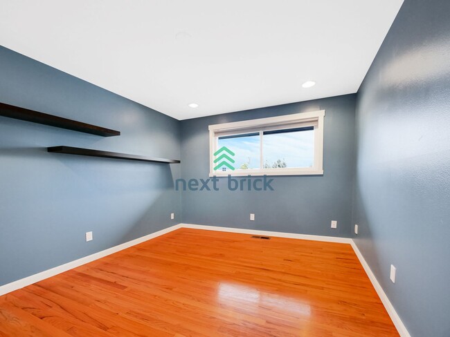 Building Photo - 3 Bed and 3 Bath Beacon Hill Single-family...