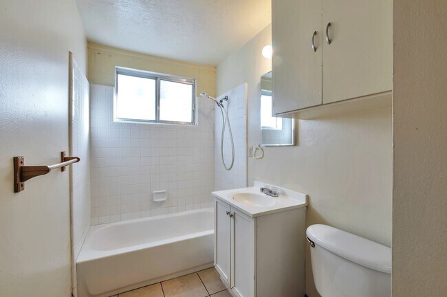 Building Photo - Unique Tri-Plex