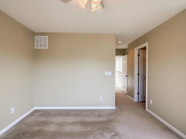 Building Photo - 2 Bedroom Townhome in Denver
