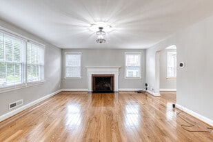 Building Photo - 1517 Dellsway Rd
