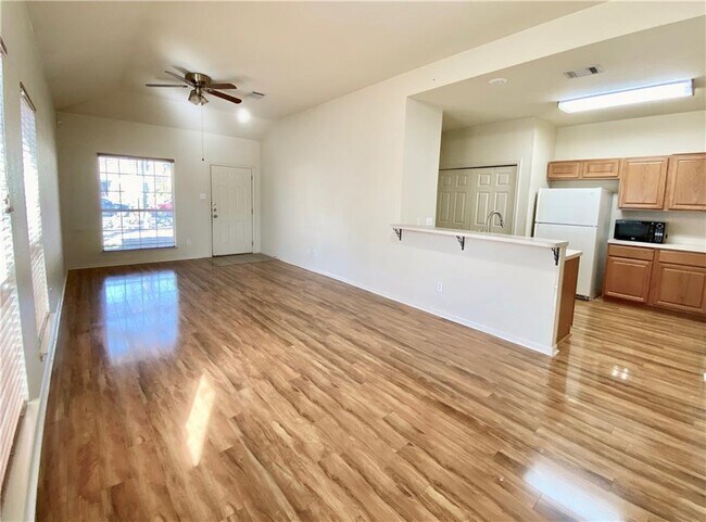 Building Photo - 611 Zennia St