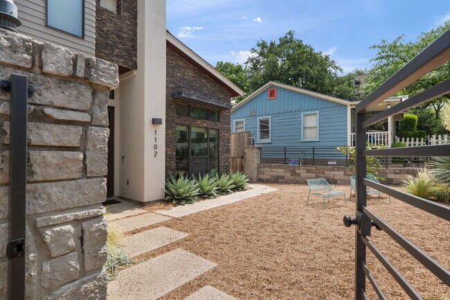 Building Photo - Modern Oasis in Bouldin Creek