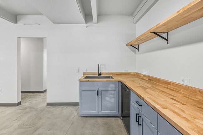 Building Photo - 415 S Weber St