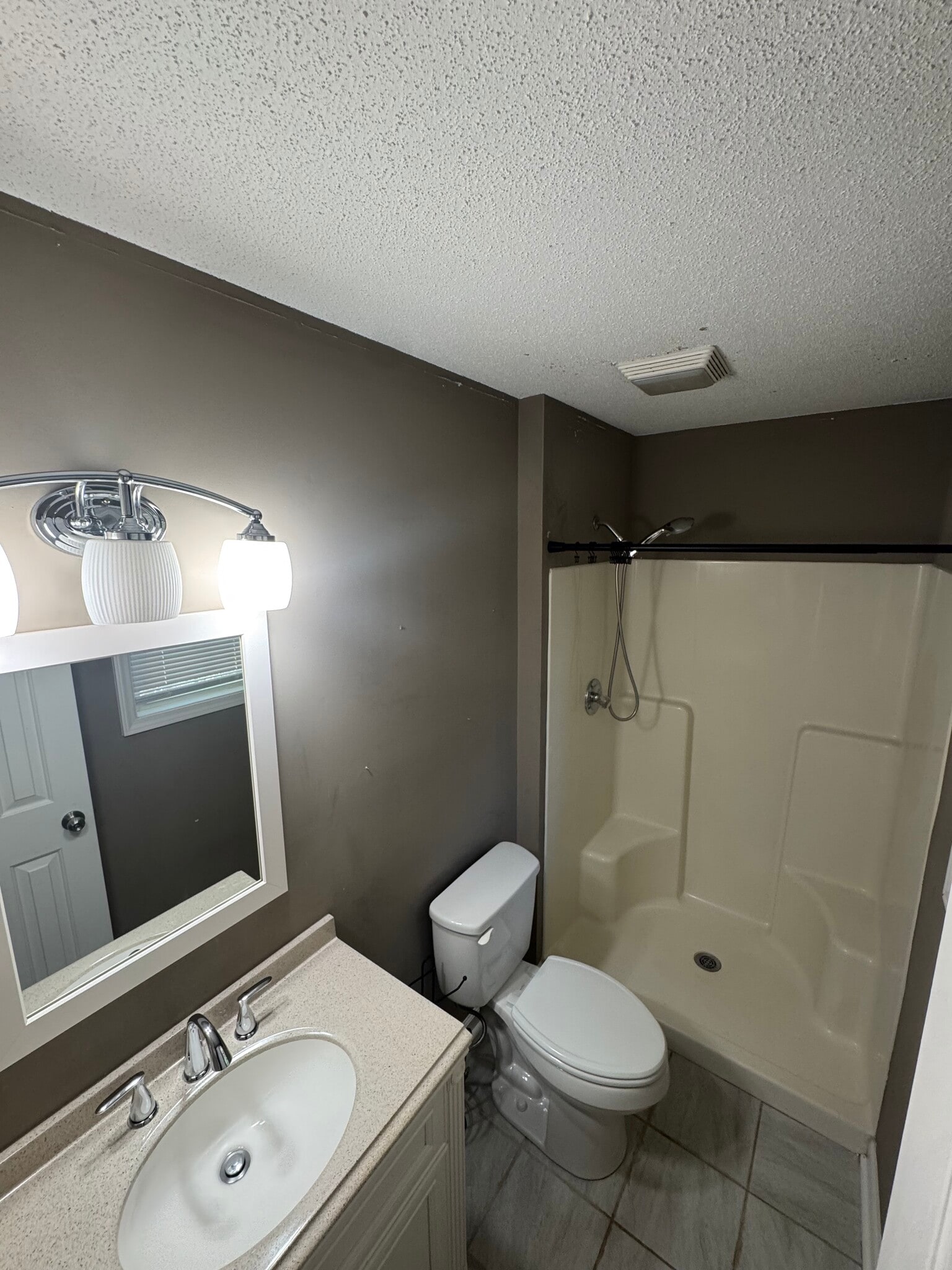 Building Photo - 1740 Shoreline Dr