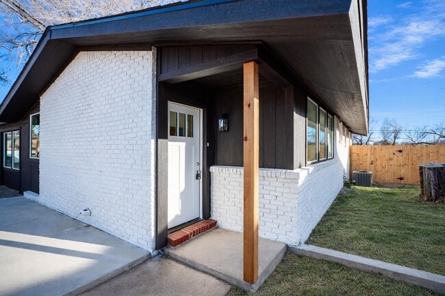 Building Photo - Modern Chic 3 Bedroom W/ Flex Space!