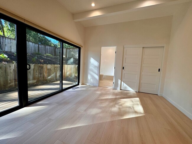 Building Photo - Exquisite Newly Remodeled 3-Bedroom Home i...