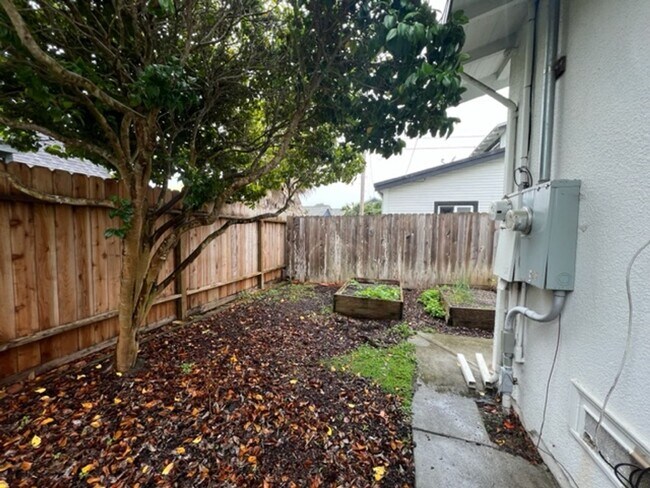 Building Photo - 2520 H St