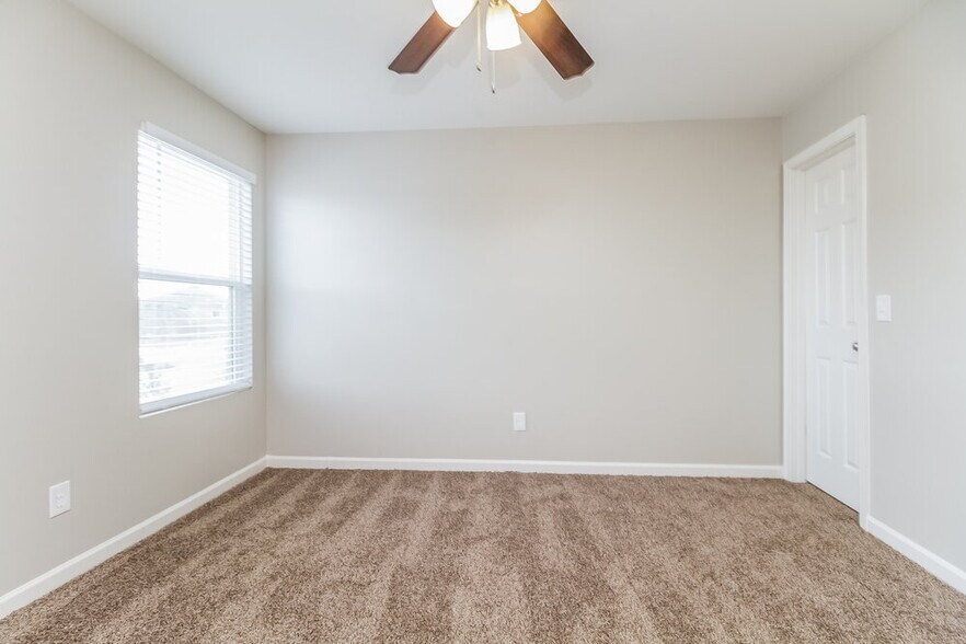 Building Photo - 924 Creek Oak Dr