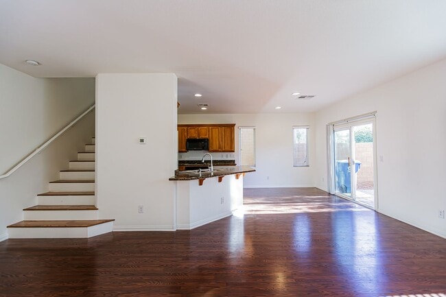 Building Photo - Beautiful 2 story Home