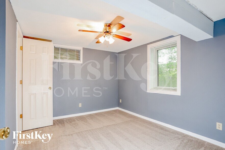 Building Photo - 307 W Sunny Hill Blvd