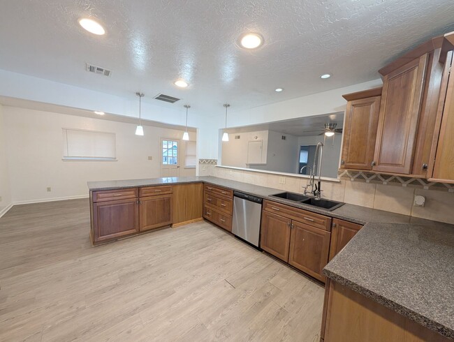 Building Photo - Huge Kitchen in NW OKC