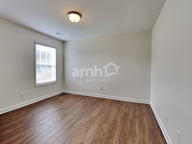 Building Photo - 531 Lateleaf Dr