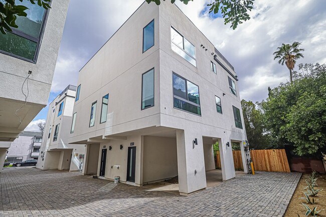 Building Photo - Modern 4 Bed / 3 Bath Townhome with Privat...