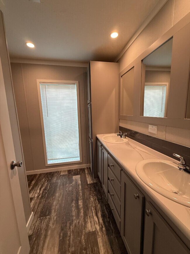 Building Photo - 4901 N Vaughn Rd