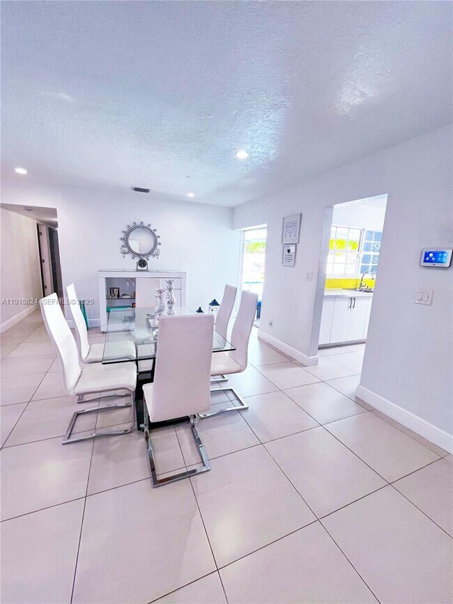 Building Photo - 4420 NW 30th Ct