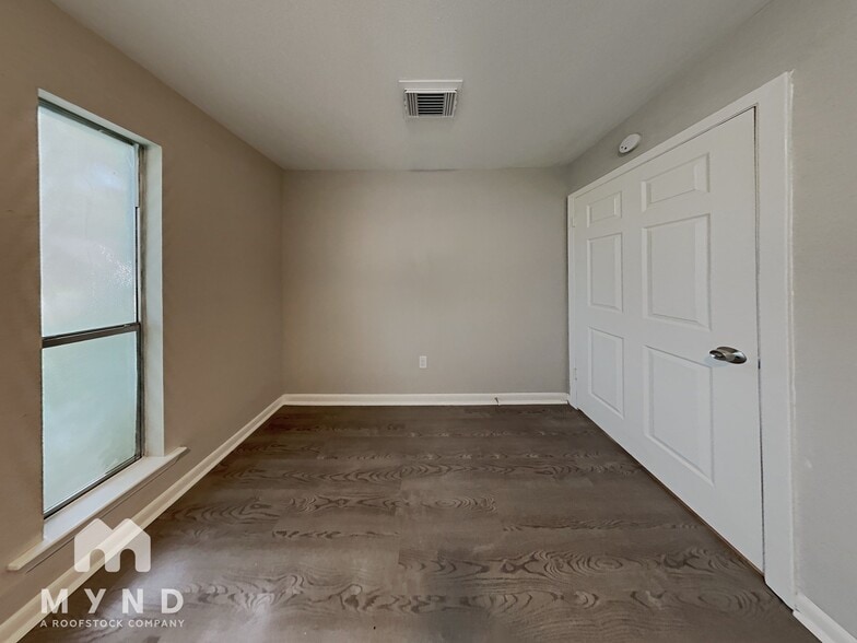 Building Photo - 10631 Plum Lake Dr