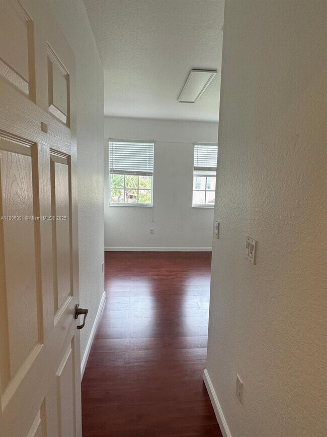 Building Photo - 297 Las Brisas Cir