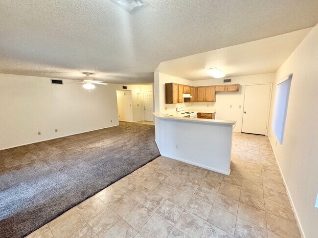 Building Photo - 3 Bedroom / 2 Bath Single Level Home In Gl...