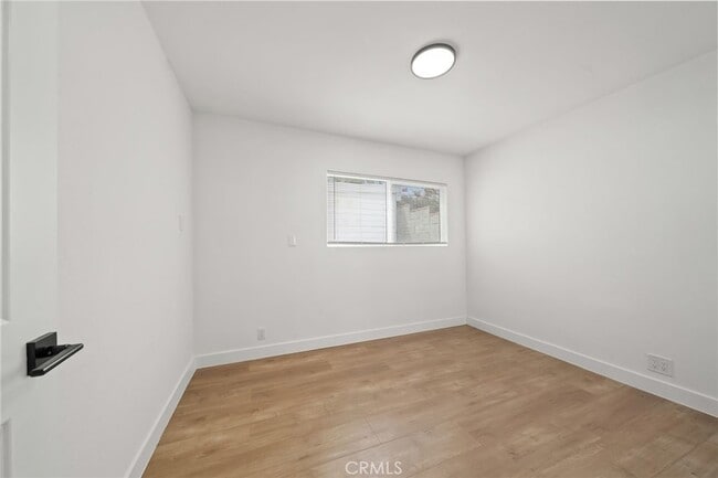 Building Photo - 961 W 21st St
