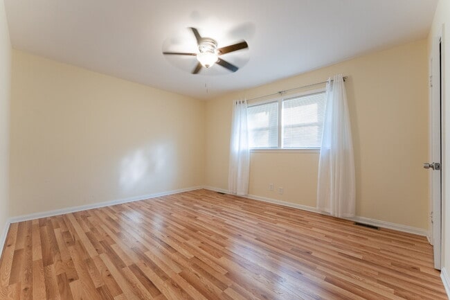 Building Photo - Donelson 3 Bedroom 2 Bath Apartment in Duplex